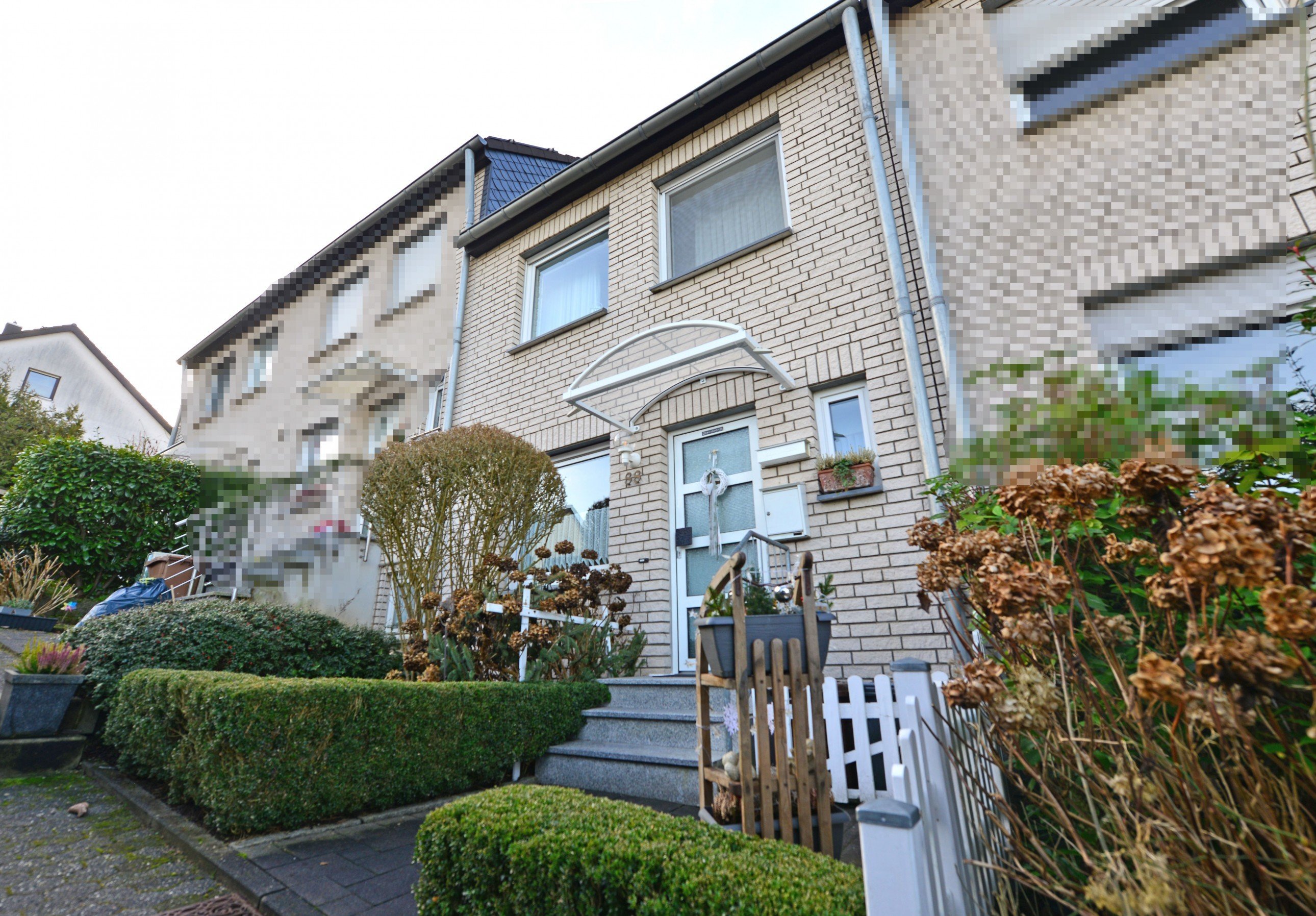 Foto Familienfreundliches Reihenmittelhaus mit 5 Zimmern, Terrasse, Garten und Garage