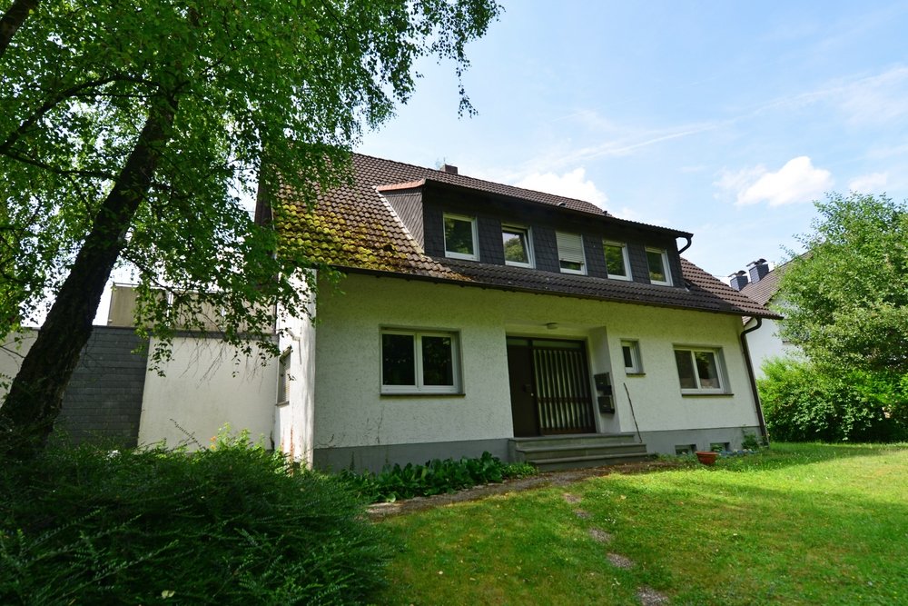Foto Hennef-Allner: Gro�z�giges, charmantes Zweifamilienhaus mit sch�n eingewachsenem Garten