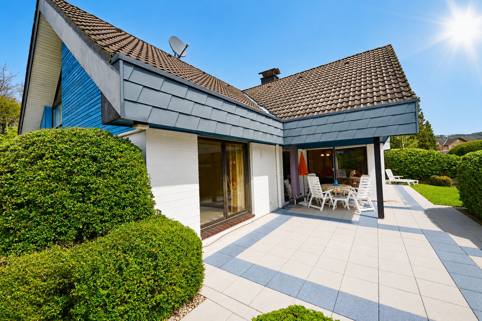 Foto Familienhaus mit S�dterrasse, Doppelgarage und gro�em Grundst�ck