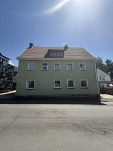 Au�enansicht Verkauf im Bieterverfahren: 3-Parteienhaus mit Entwicklungspotenzial in Hennef-Uckerath