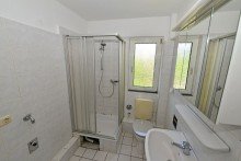Bad Obergeschoss Verkauf im Bieterverfahren: 3-Parteienhaus mit Entwicklungspotenzial in Hennef-Uckerath