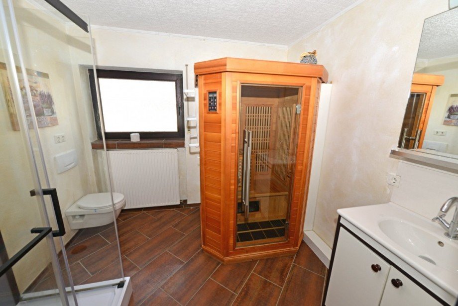 Duschbad mit Infrarotkabine Erdgeschosswohnung Hennef