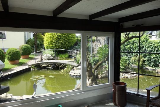 Blick aus dem Gartenhaus