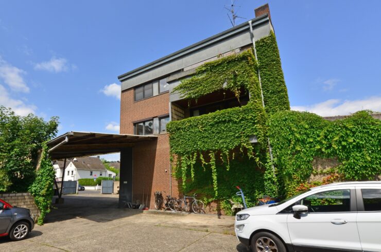 Solides Mehrfamilienhaus mit Entwicklungspotenzial und Grundstücksreserve in Köln-Rodenkirchen