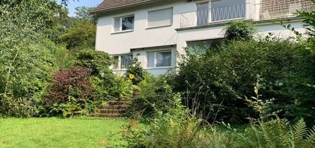 Großzügiges Zweifamilienhaus mit parkähnlichem Garten